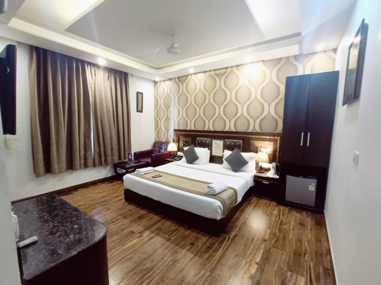 Hotel Waterfall Paschim Vihar Delhi Zewnętrze zdjęcie