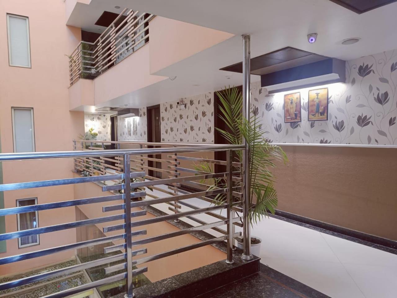 Hotel Waterfall Paschim Vihar Delhi Zewnętrze zdjęcie