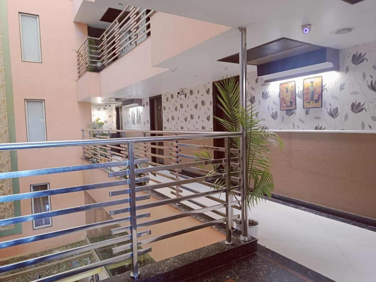Hotel Waterfall Paschim Vihar Delhi Zewnętrze zdjęcie
