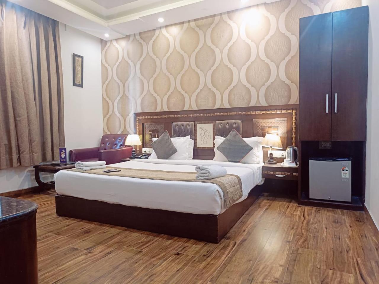 Hotel Waterfall Paschim Vihar Delhi Zewnętrze zdjęcie